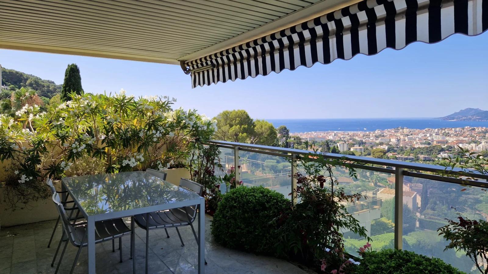 LE CANNET - GRAND APPARTEMENT T4 TRAVERSANT - PLEINE VUE MER