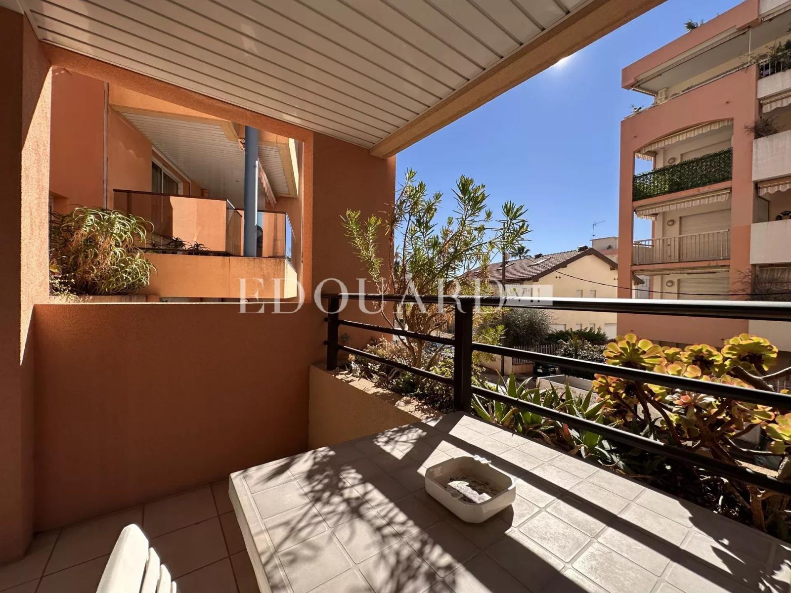 En exclusivité beau deux pièces en parfait état avec spacieux balcon, jolie échappée mer et garage