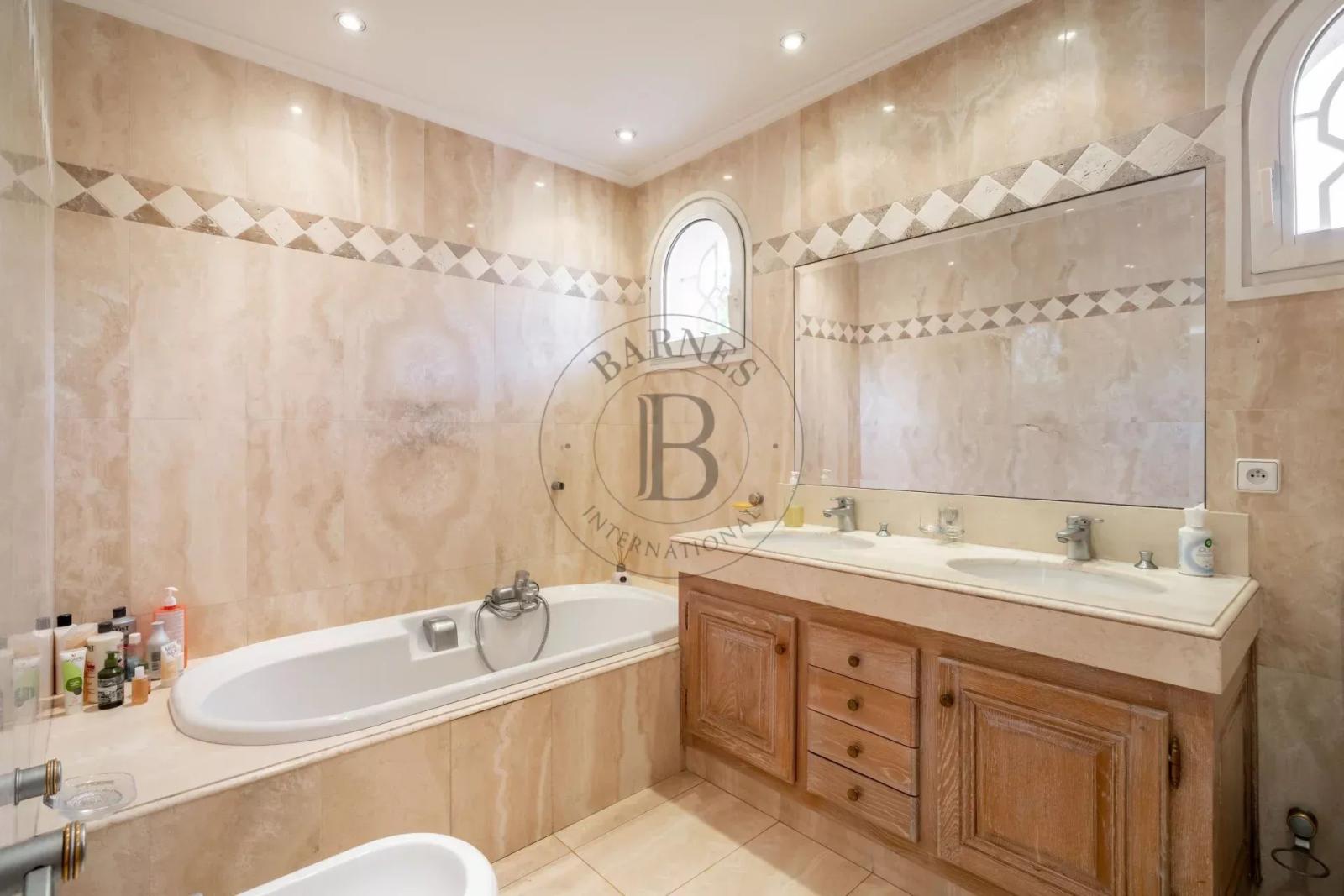 MOUGINS – SECTEUR RÉSIDENTIEL PREMIUM