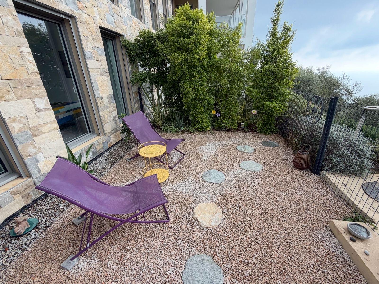 ÈZE – SO INFINY – 3 PIÈCES MEUBLÉ AVEC JARDIN, PISCINE ET DEUX PARKINGS
