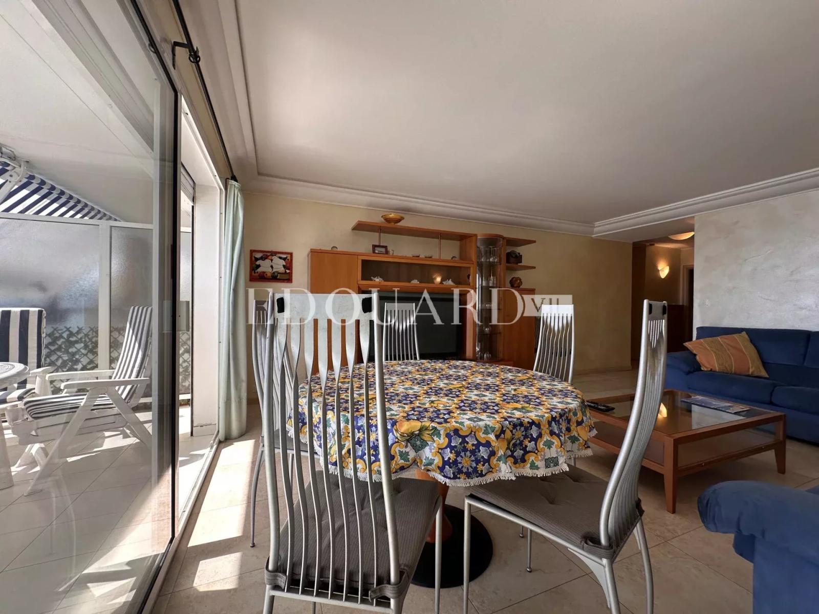 Trois pièces avec terrasse, magnifique vue mer panoramique et double garage