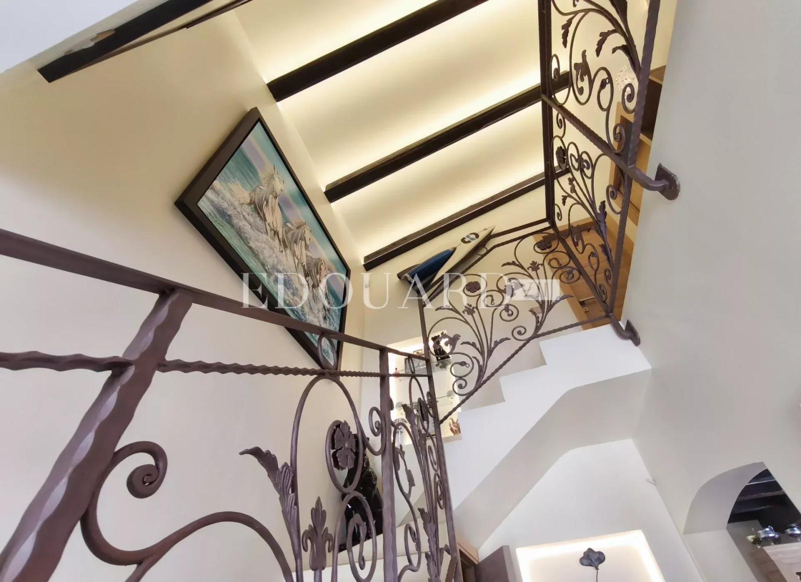 Splendide propriété de 300 m² en excellent état avec home cinéma, superbe piscine et pool house