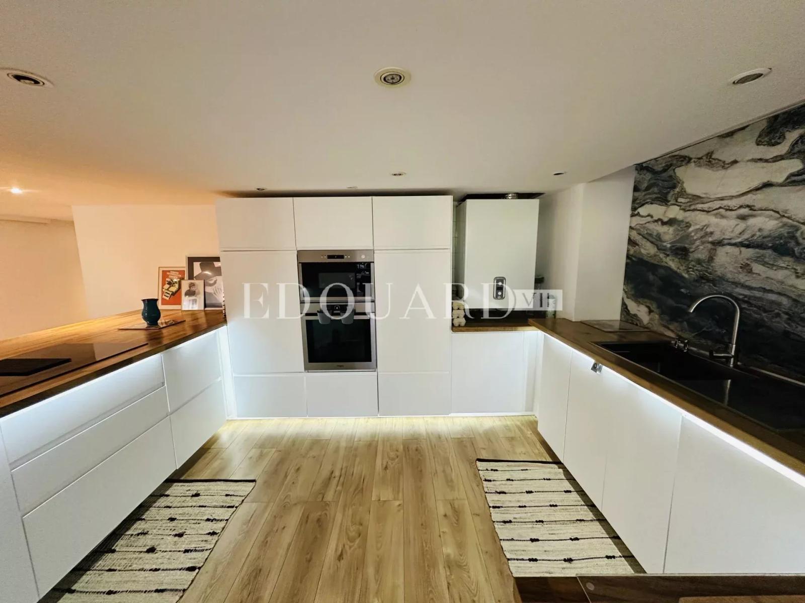 Magnifique quatre pièces entièrement rénové, au premier étage d'un immeuble classé de grand standing