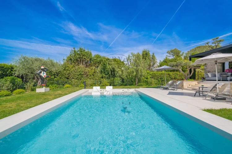 MOUGINS – SUPERBE VILLA MODERNE – DOMAINE FERMÉ
