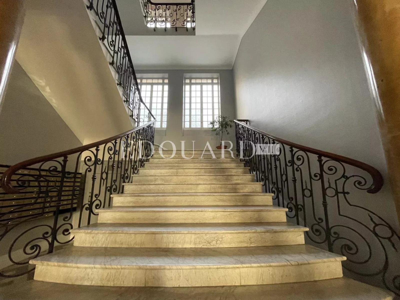 Charmant trois pièces avec agréable aperçu mer, dans magnifique immeuble classé avec conciergerie