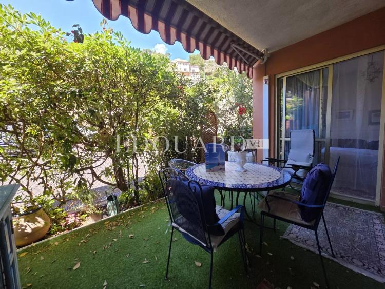 Sur la commune de Roquebrune Cap Martin, deux pièces à vendre avec grande terrasse, jardin et parking