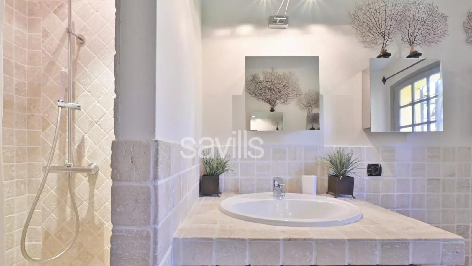 Elégante propriété située dans un domaine privé, à proximité immédiate du village à pied