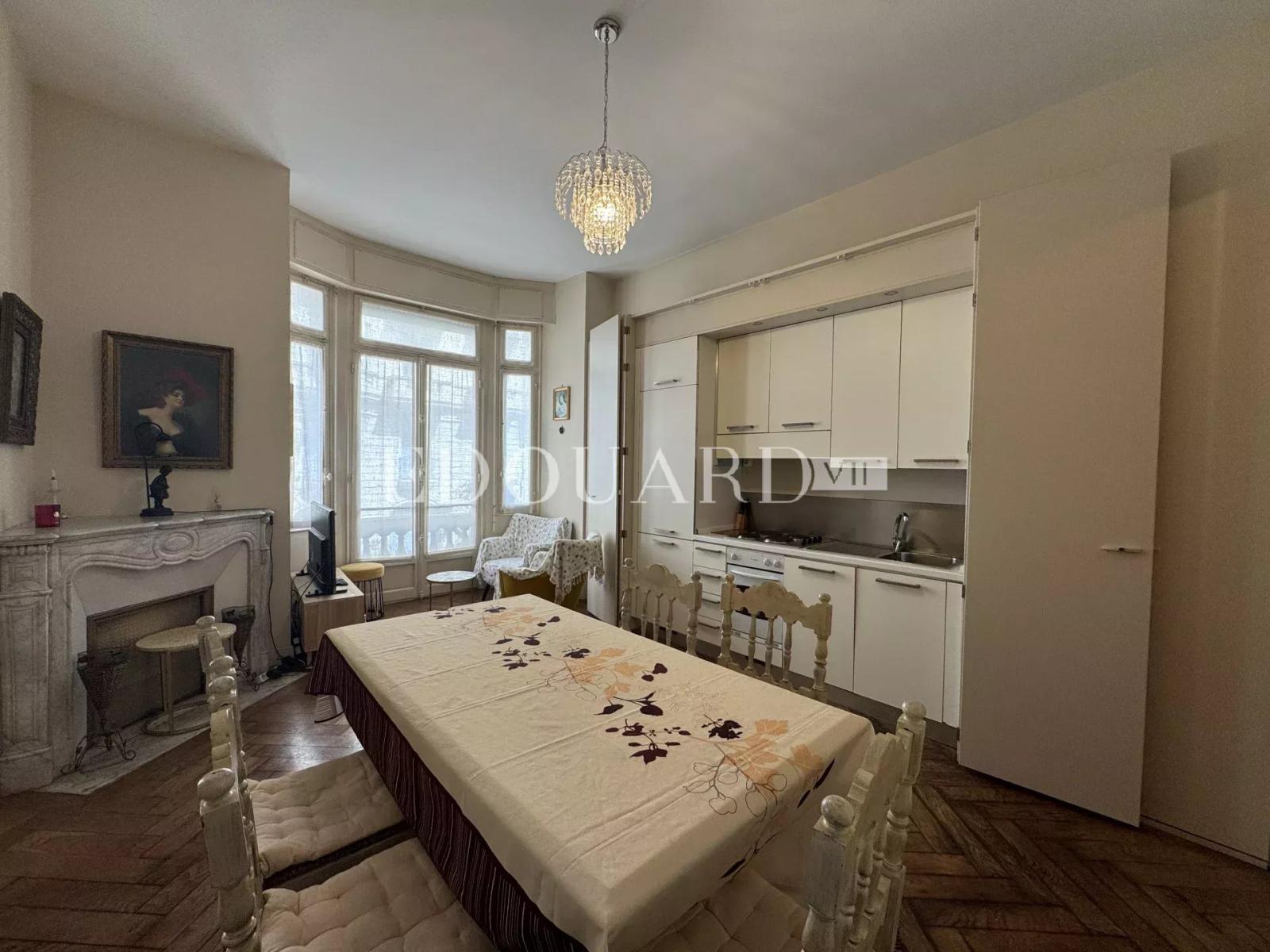 Trois pièces meublé avec agréable échappée mer, dans immeuble bourgeois en plein centre de Menton