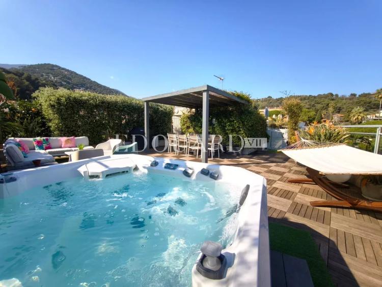 Sur la commune de Roquebrune Cap Martin, penthouse de 115 m²  avec grande terrasse et spectaculaire solarium