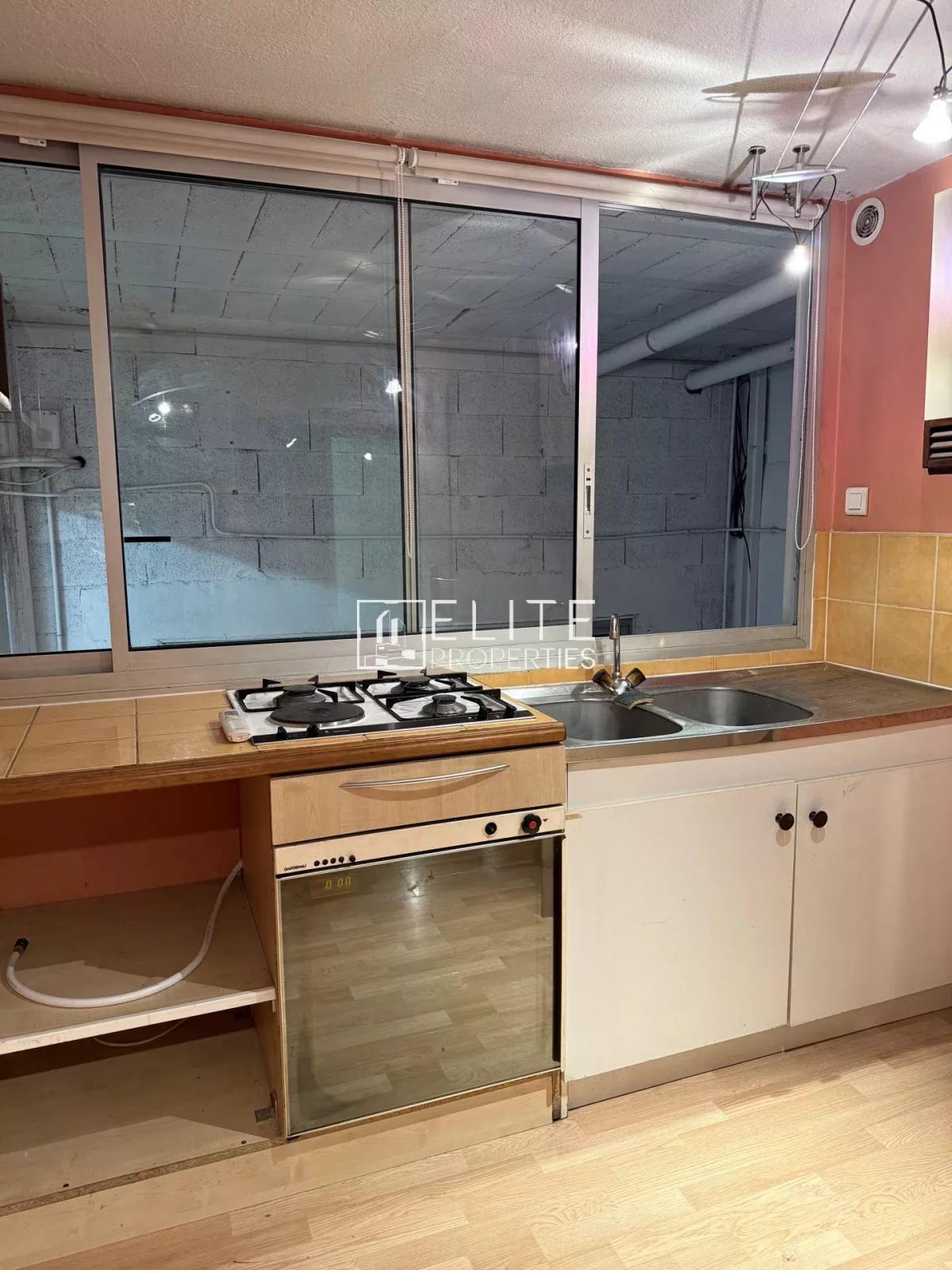 Local commercial de 163 m² avec mezzanine. bureaux et parkings privatifs – Mougins.