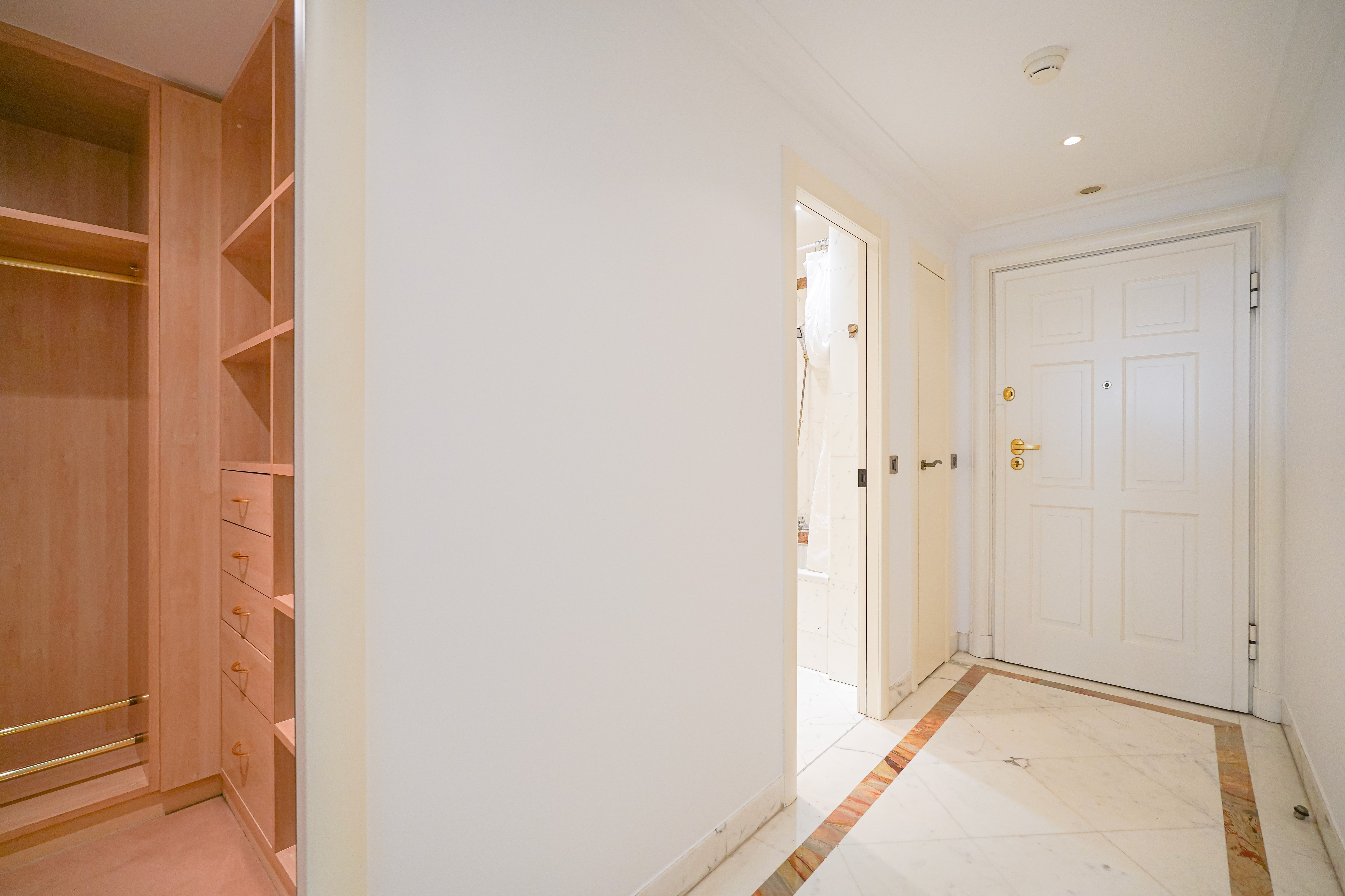 028e3_entre-e-patio-palace-studio-barnes-valeri-agency-monaco-1789112564.jpg