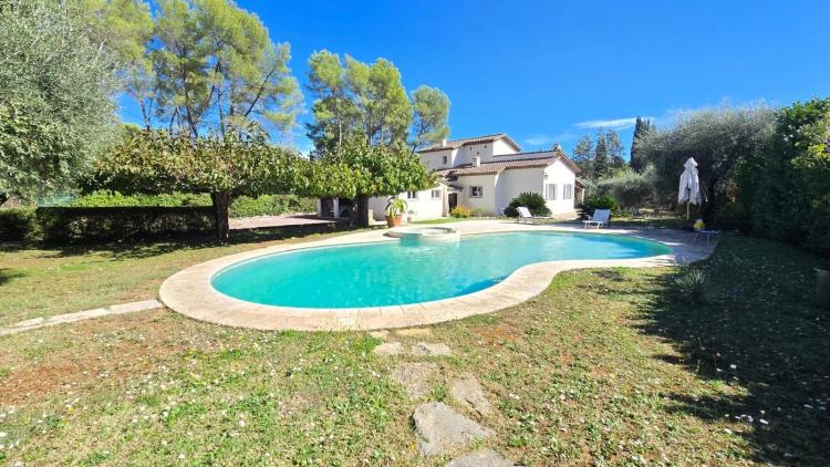 MAISON 5 PIÈCES 135 m² + PISCINE & DOUBLE GARAGE – TERRAIN 3 300 m²