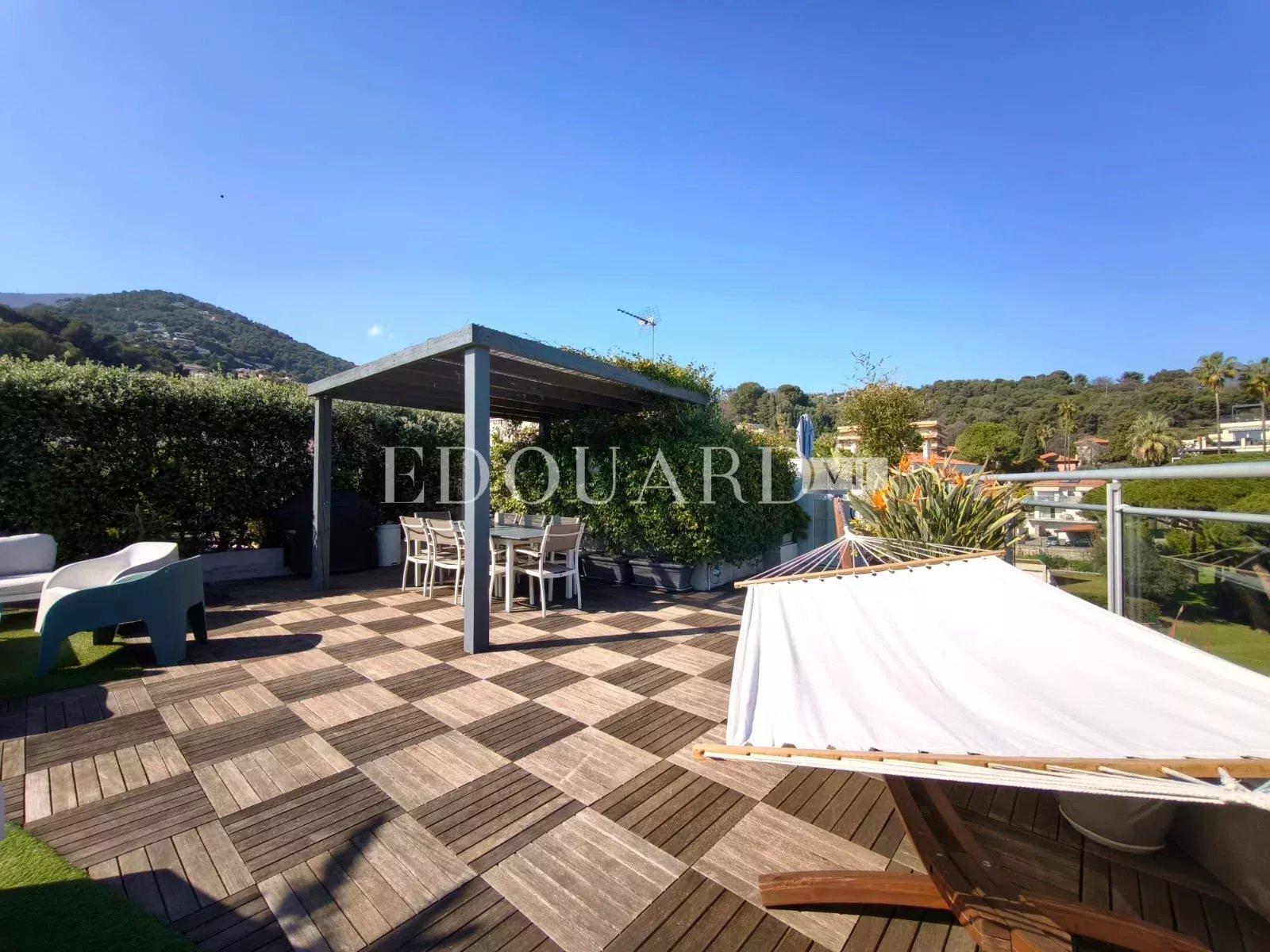 Sur la commune de Roquebrune Cap Martin, penthouse de 115 m²  avec grande terrasse et spectaculaire solarium