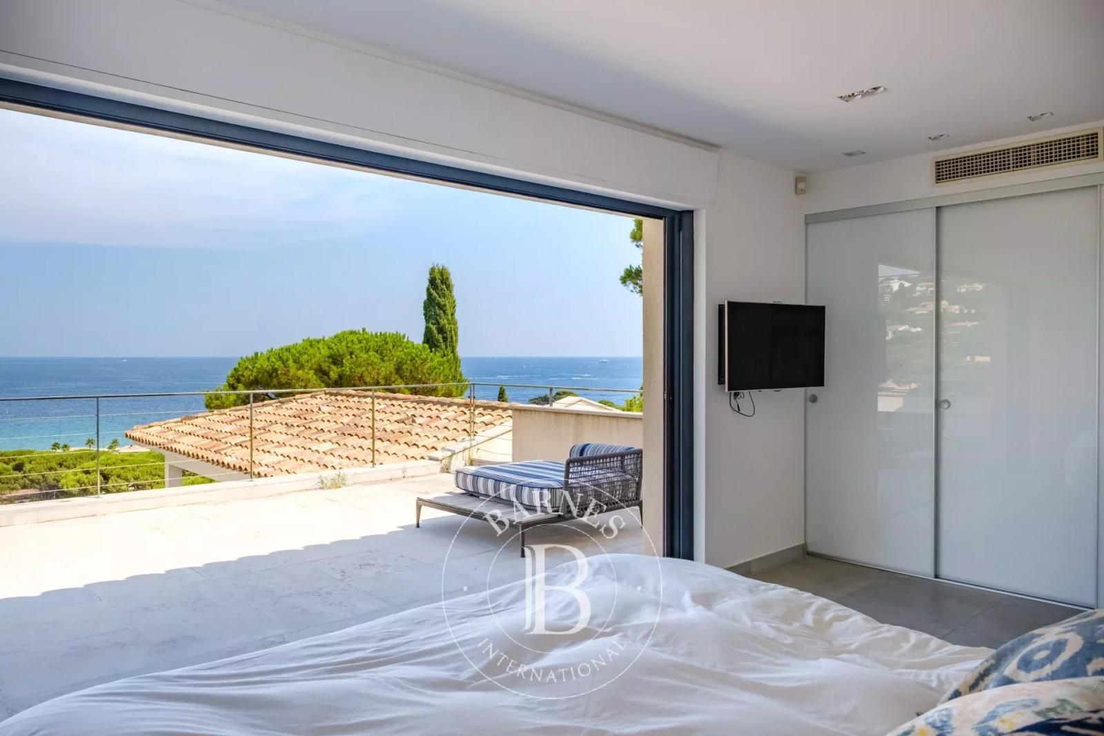 SAINTE-MAXIME  -VILLA MODERNE - VUE MER ET PROCHE PLAGE