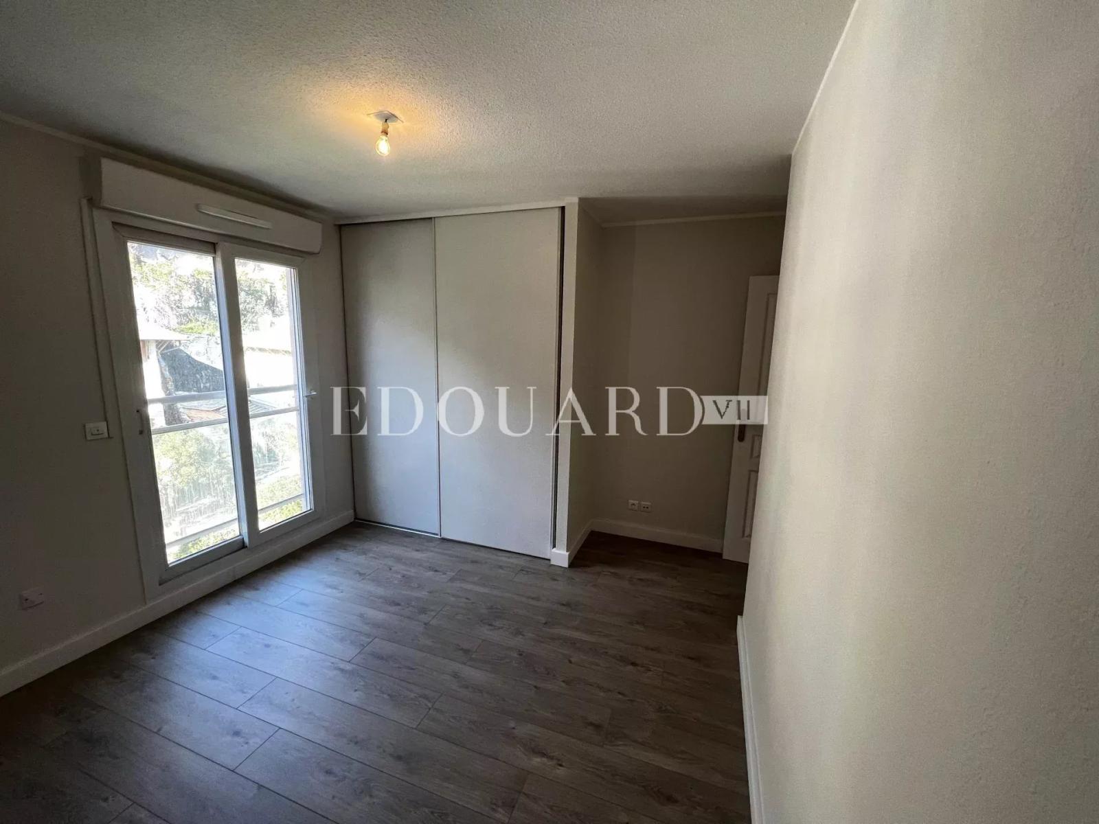 En exclusivité deux pièces complément rénové avec terrasse et parking, au cinquième étage d’un immeuble récent