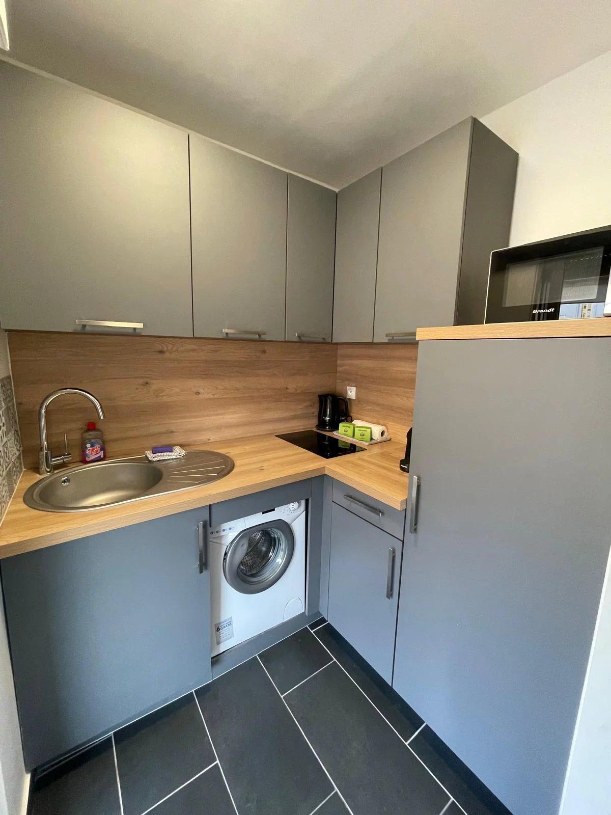 CANNES – CARRÉ D’OR - STUDIO AVEC TERRASSE ET APERÇU MER