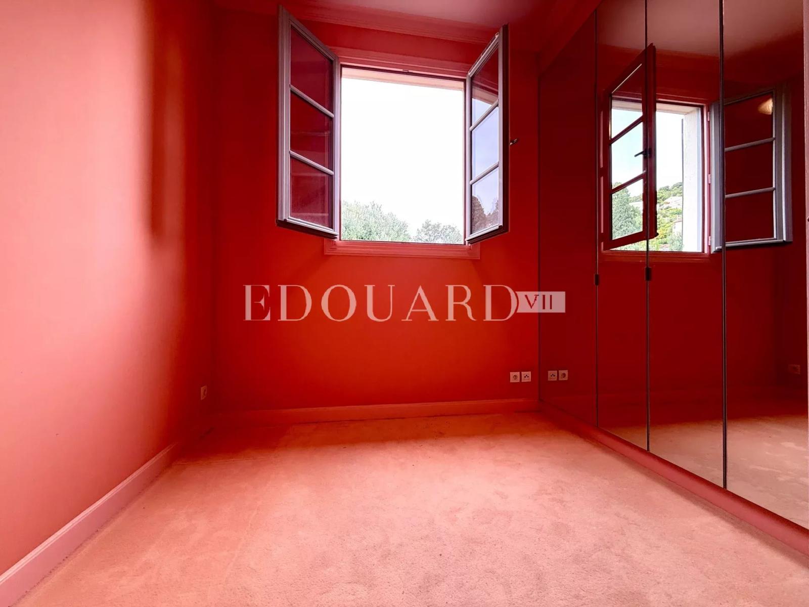 En exclusivité trois pièces avec vue mer imprenable, dans magnifique immeuble avec piscine et parc