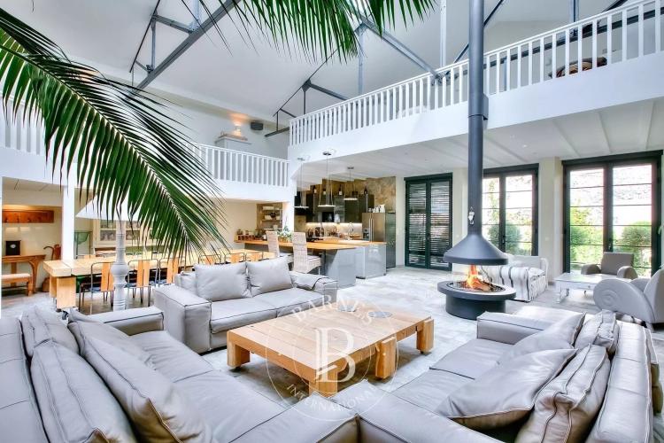 CANNES CENTRE - LOFT ATYPIQUE - HAUTEUR SOUS PLAFOND