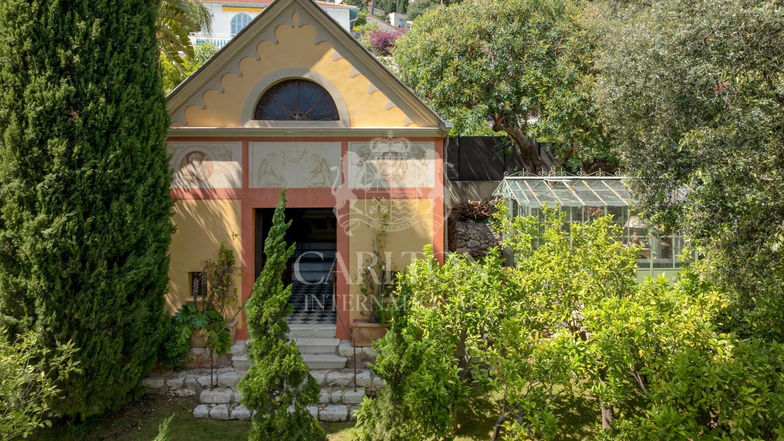 Villa d’exception à pied des plages, offrant une vue mer panoramique et deux maisons d’invités