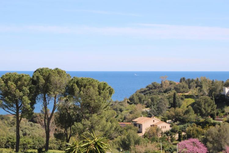 AGAY CAP ESTEREL ALLEE DES FLEURS DEUX PIECES DERNIER ETAGE. PARKING