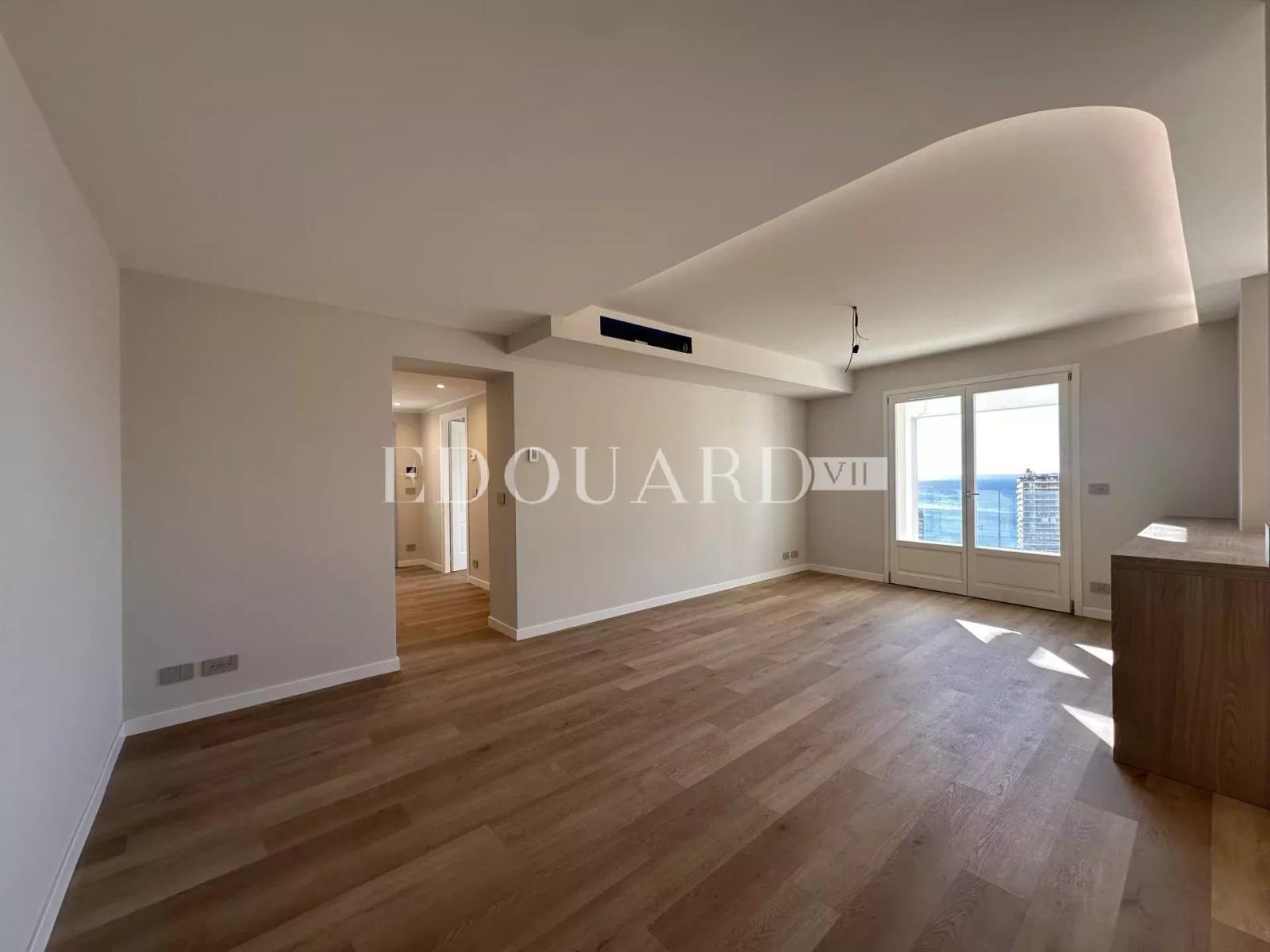 Superbe quatre pièces soigneusement rénové avec vastes terrasses, jardin, vue mer panoramique et parking