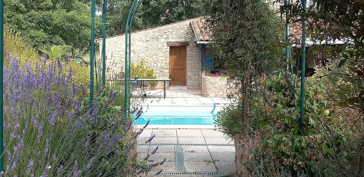 Propriété d’Exception à Vendre – 6 600 m² avec Piscine et 3 Bâtiments