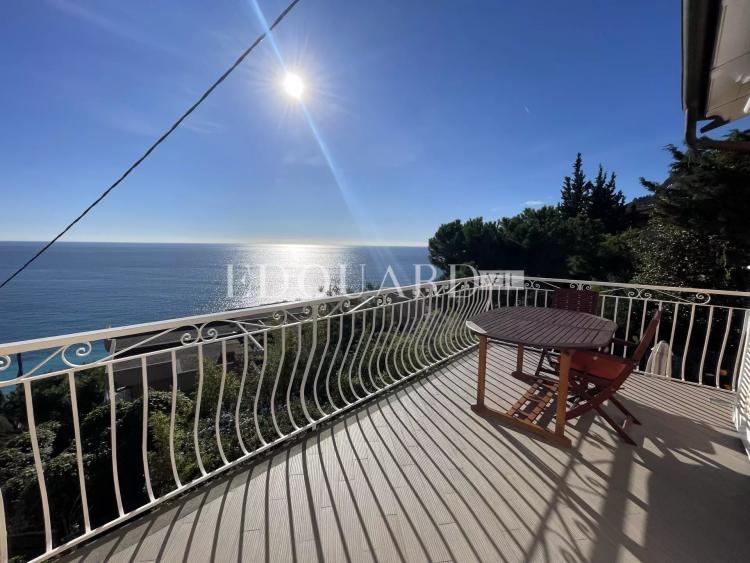 En exclusivité trois pièces avec spacieuse terrasse, magnifique vue mer panoramique et parking