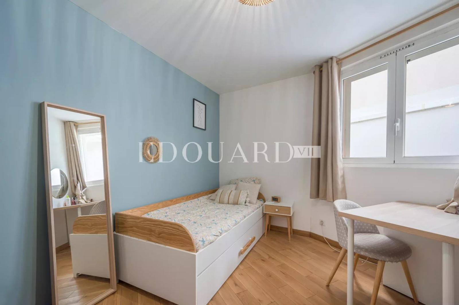 Sur la commune de Villefranche sur Mer,  charmant quatre pièces à vendre avec grande terrasse