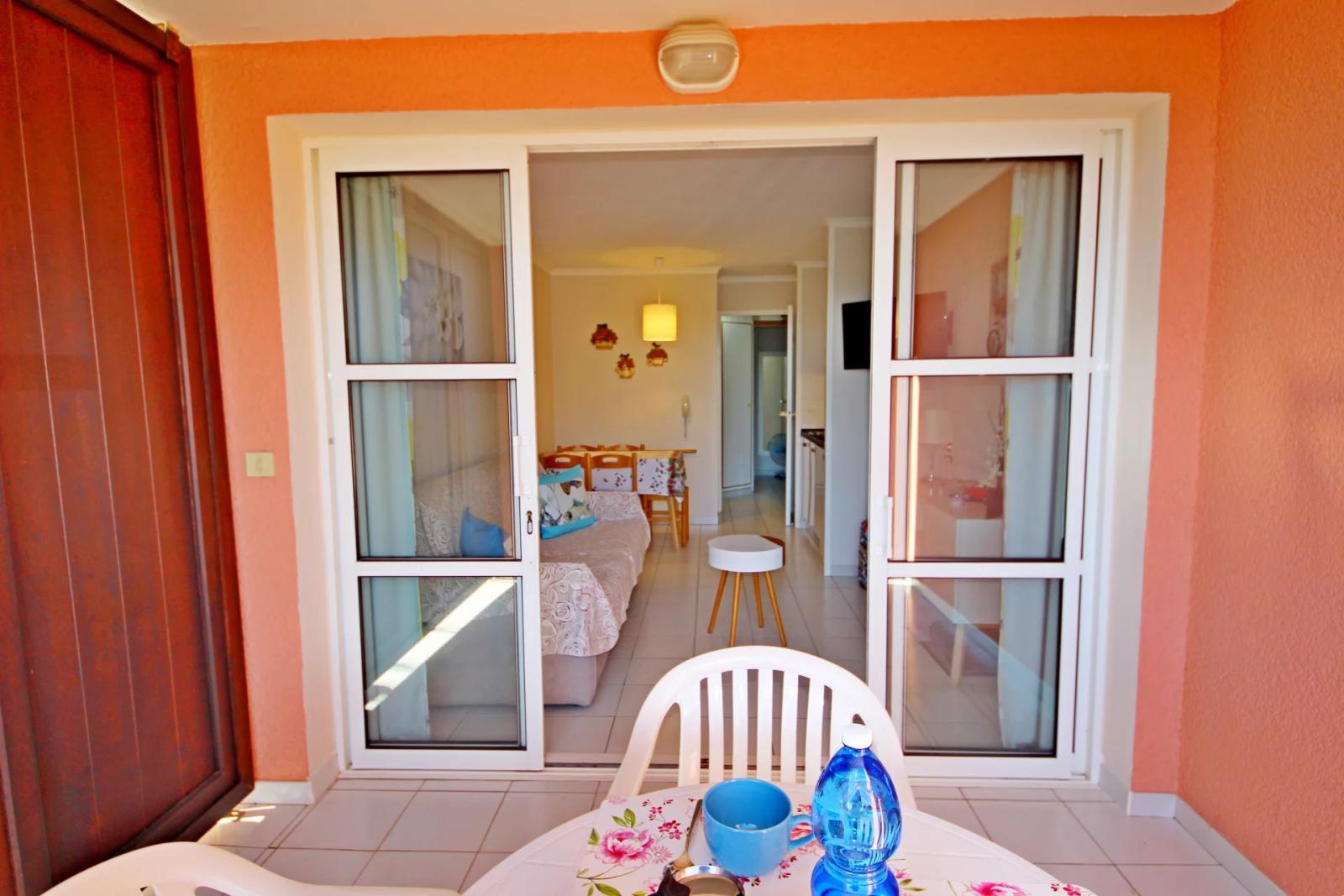 SOUS OFFRE AGAY CAP ESTEREL studio cabine meublé pour 4 personnes avec terrasse et jardin