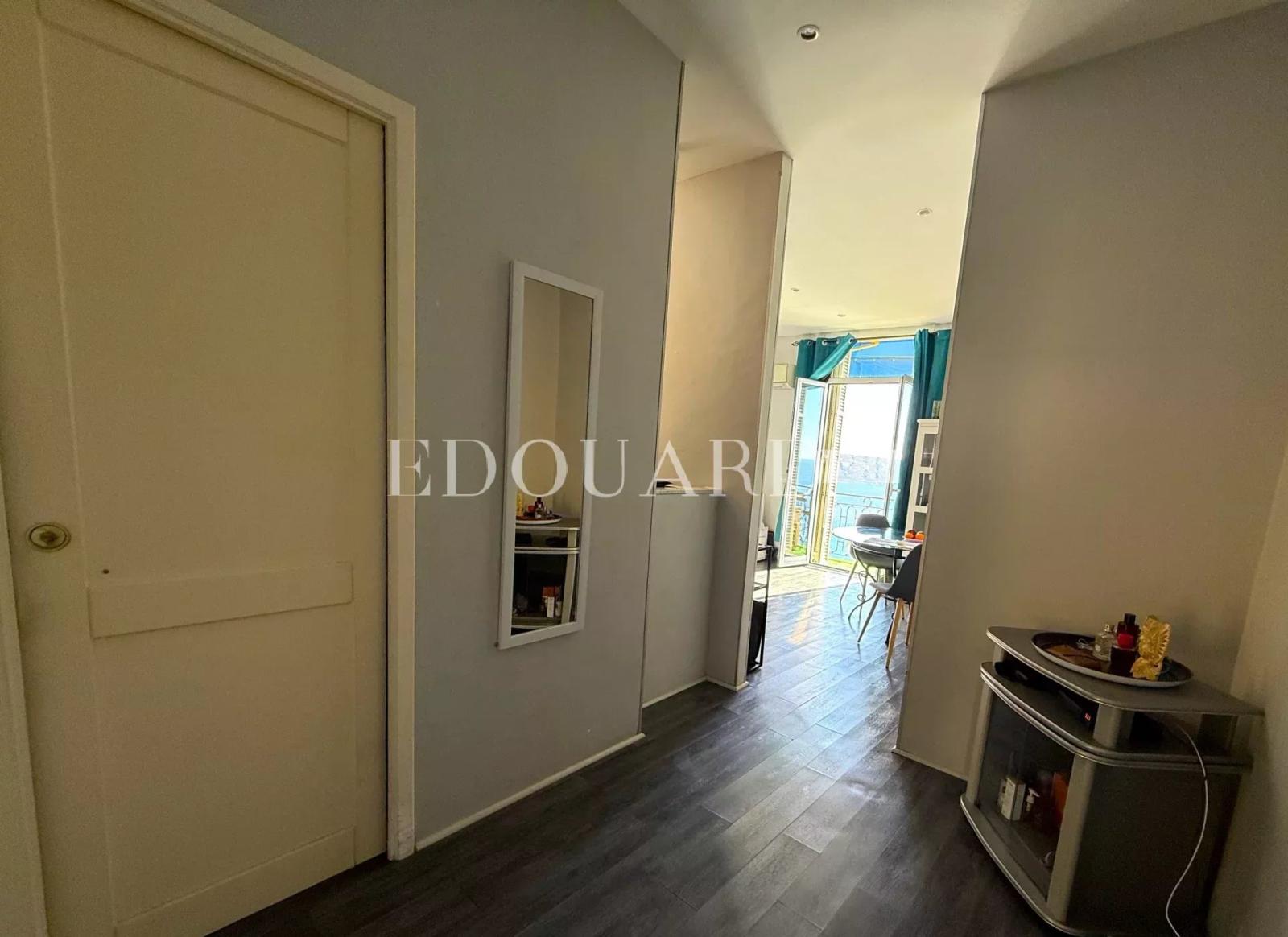 Trois pièces avec magnifique vue mer panoramique, dans joli immeuble ancien proche  de la Principauté de Monaco