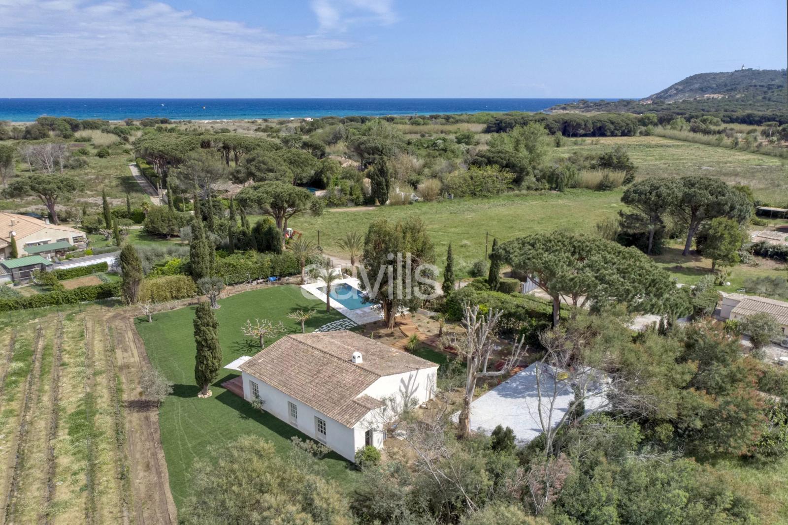 Élégante villa de plain pied au cœur des vignes, à quelques pas de la Plage de Pampelonne