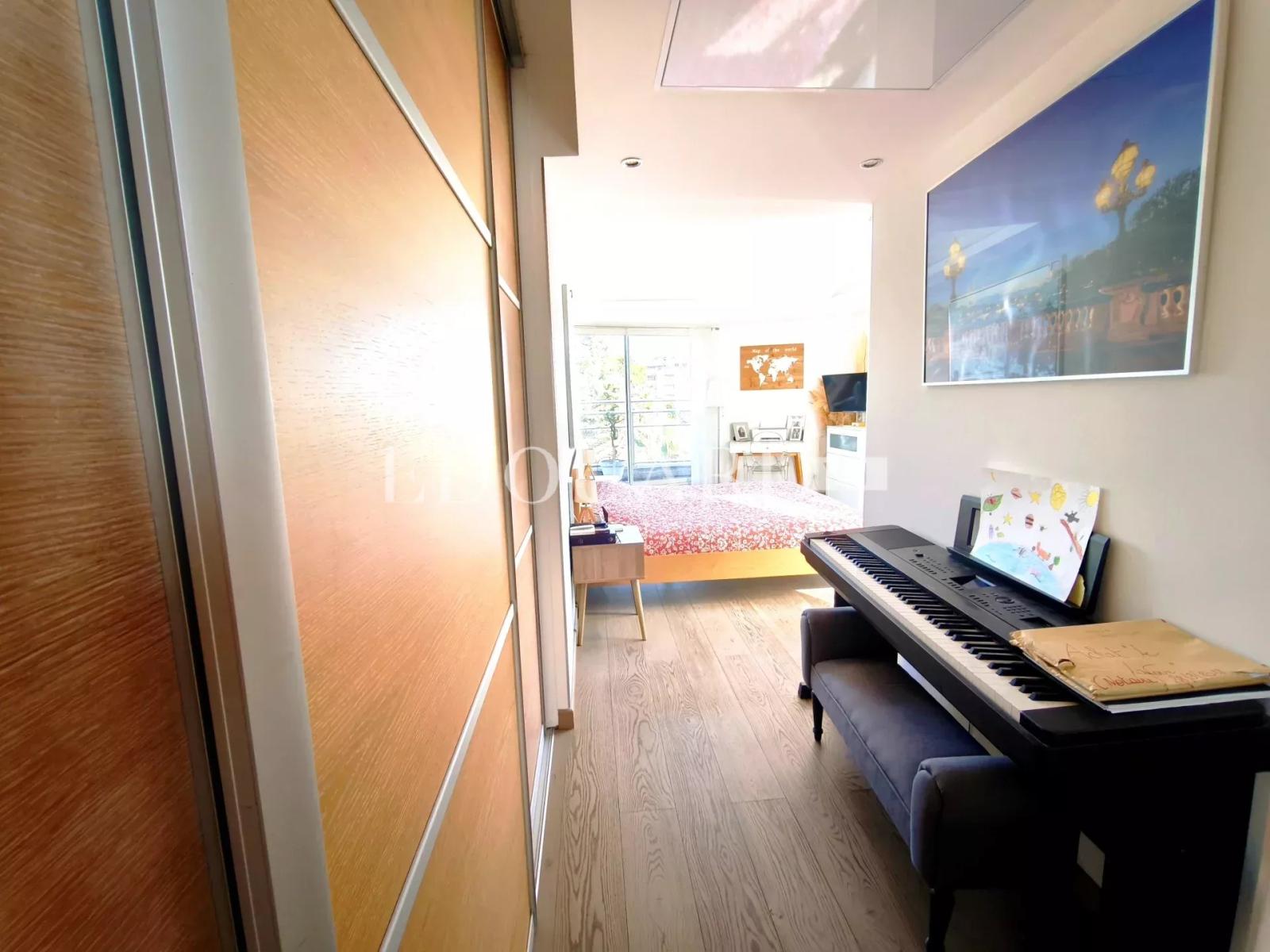 Sur la commune de Roquebrune Cap Martin, penthouse de 115 m²  avec grande terrasse et spectaculaire solarium