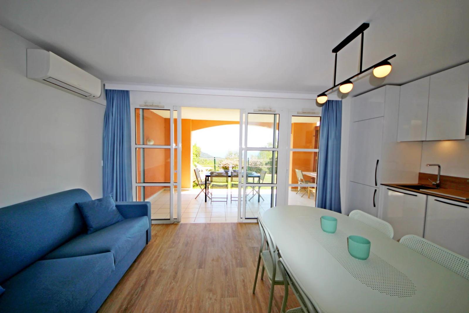 SOUS OFFRE AGAY CAP ESTEREL LE HAMEAU. DEUX PIECES REZ DE JARDIN VUE MER