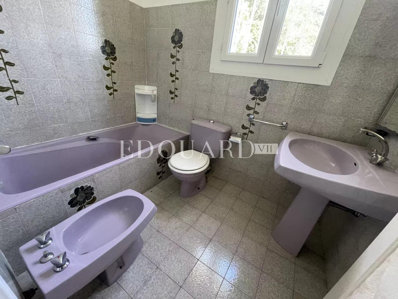 Villa à vendre avec belle vue panoramique sur la mer, grand jardin et deux parkings