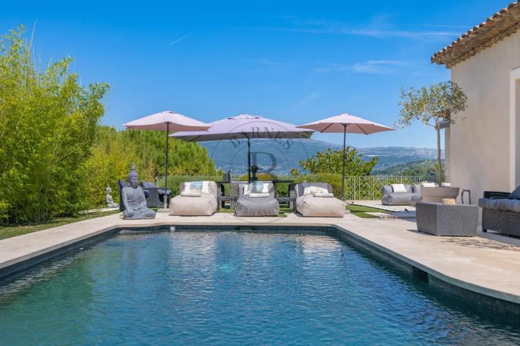 MOUGINS - VILLA DOMAINE FERME A PIED DES COMMERCES