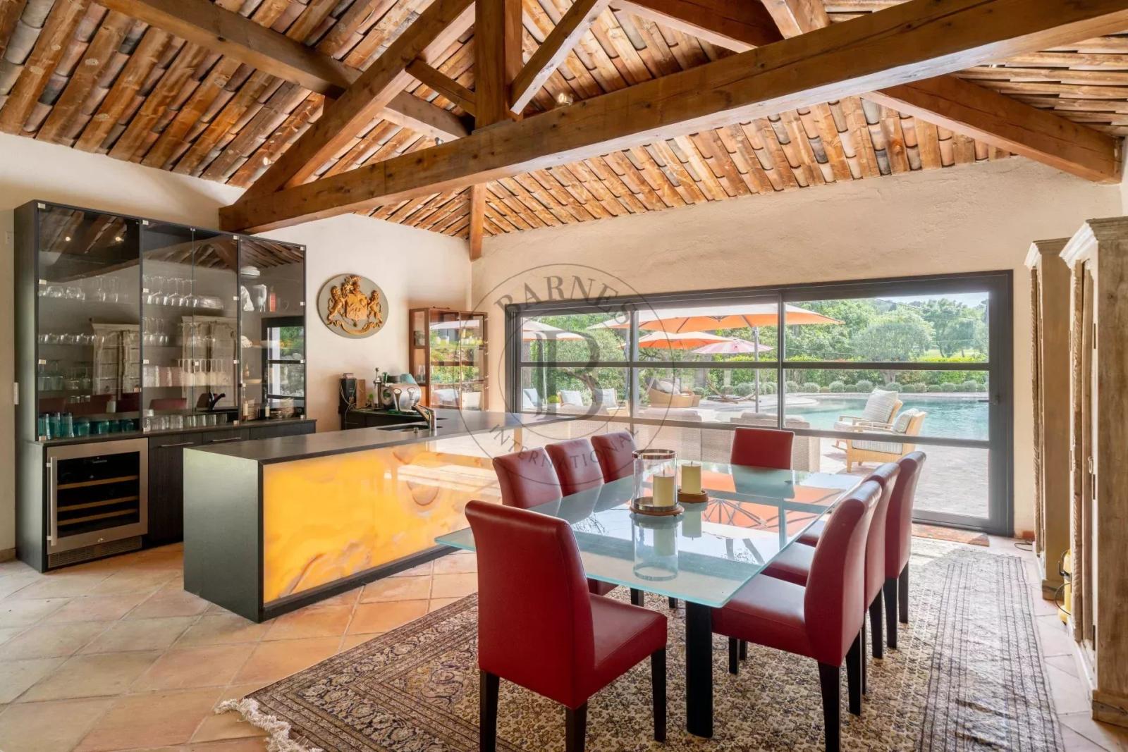 MOUGINS – VILLA AVEC PISCINE LAGON, PISCINE INTÉRIEURE ET TENNIS