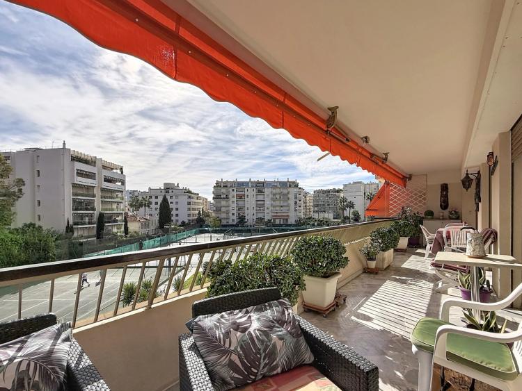 CANNES CENTRE – 3 PIÈCES AVEC TERRASSE PARKING ET CAVE