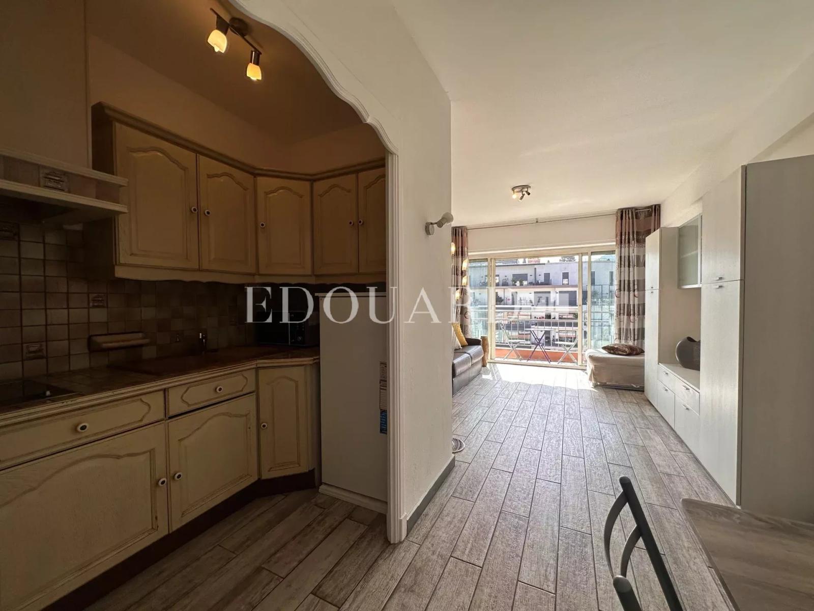 Dans le centre de Menton, en exclusivité grand studio en bon état avec terrasse et agréable vue dégagée