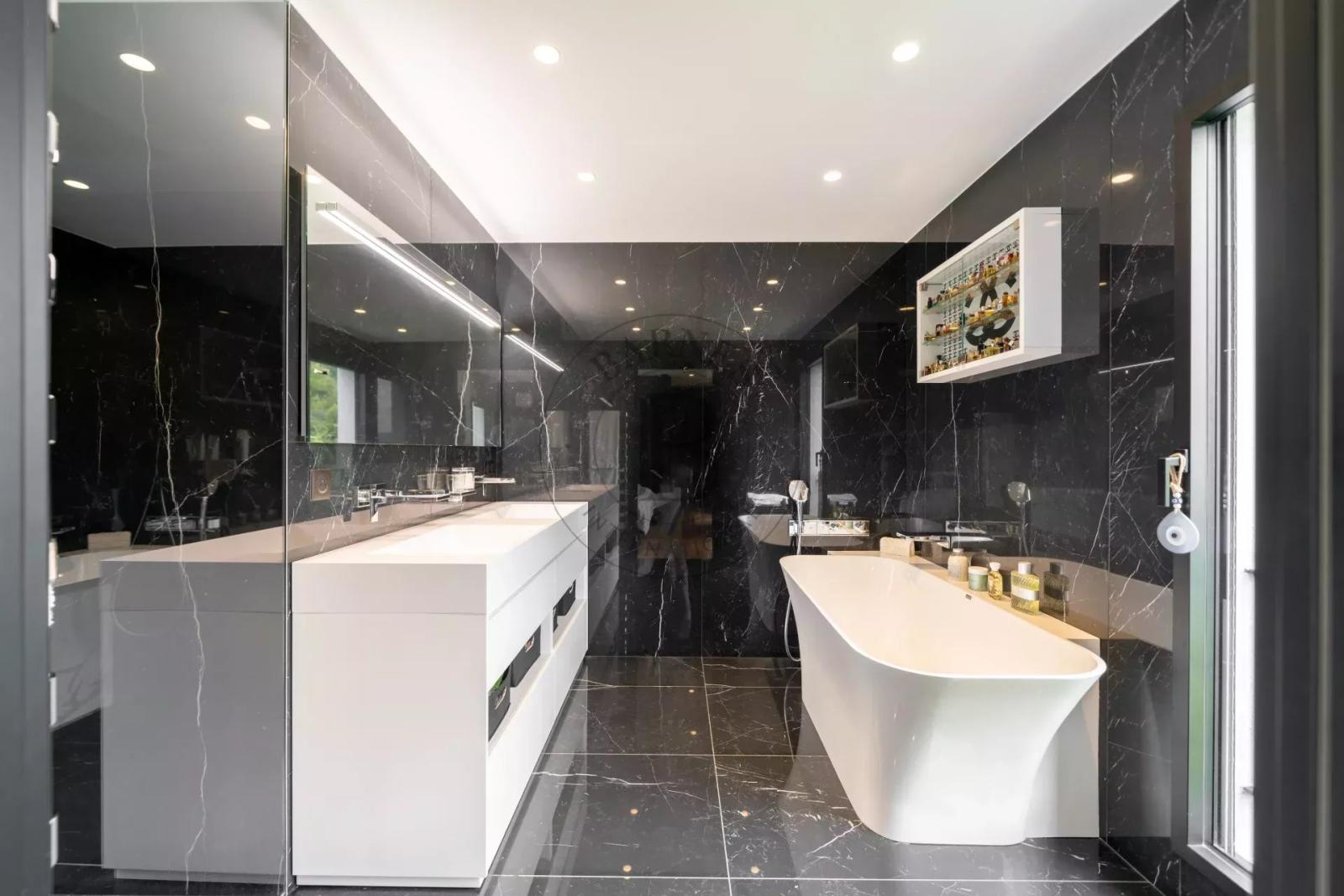MOUGINS – SUPERBE VILLA MODERNE – DOMAINE FERMÉ
