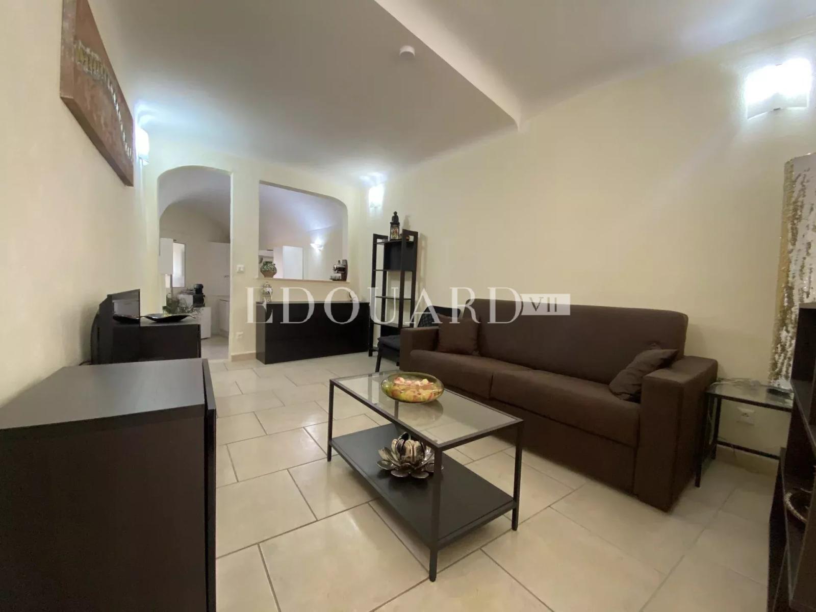 Deux pièces traversant complètement rénové, au dernier étage d'un immeuble ancien dans le centre historique