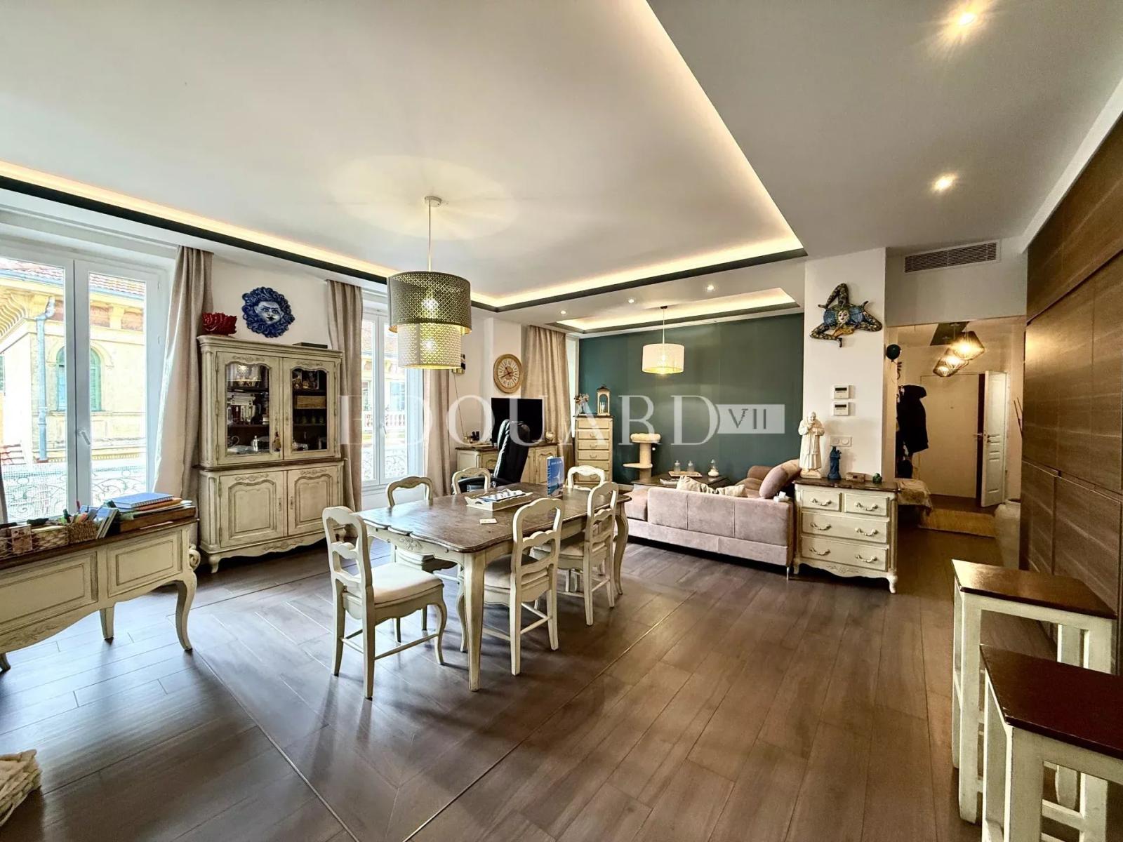 Magnifique quatre pièces au dernier étage d'un bel immeuble bourgeois au cœur de la zone piétonne