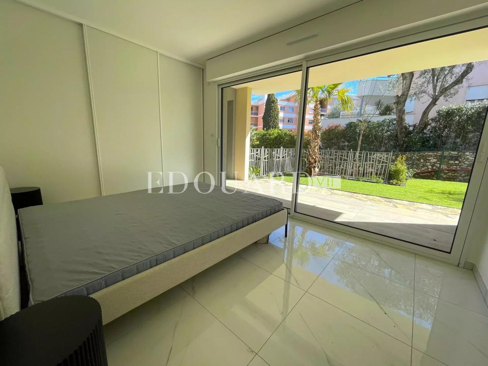 Dans un immeuble neuf, à vendre vaste trois pièces avec belle vue dégagée, terrasse et jardin