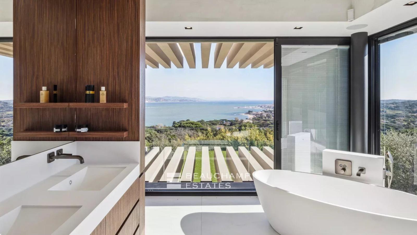 Vue mer majestueuse – Villa contemporaine d’exception, Saint-Tropez, 6 chambres, adresse prestigieuse