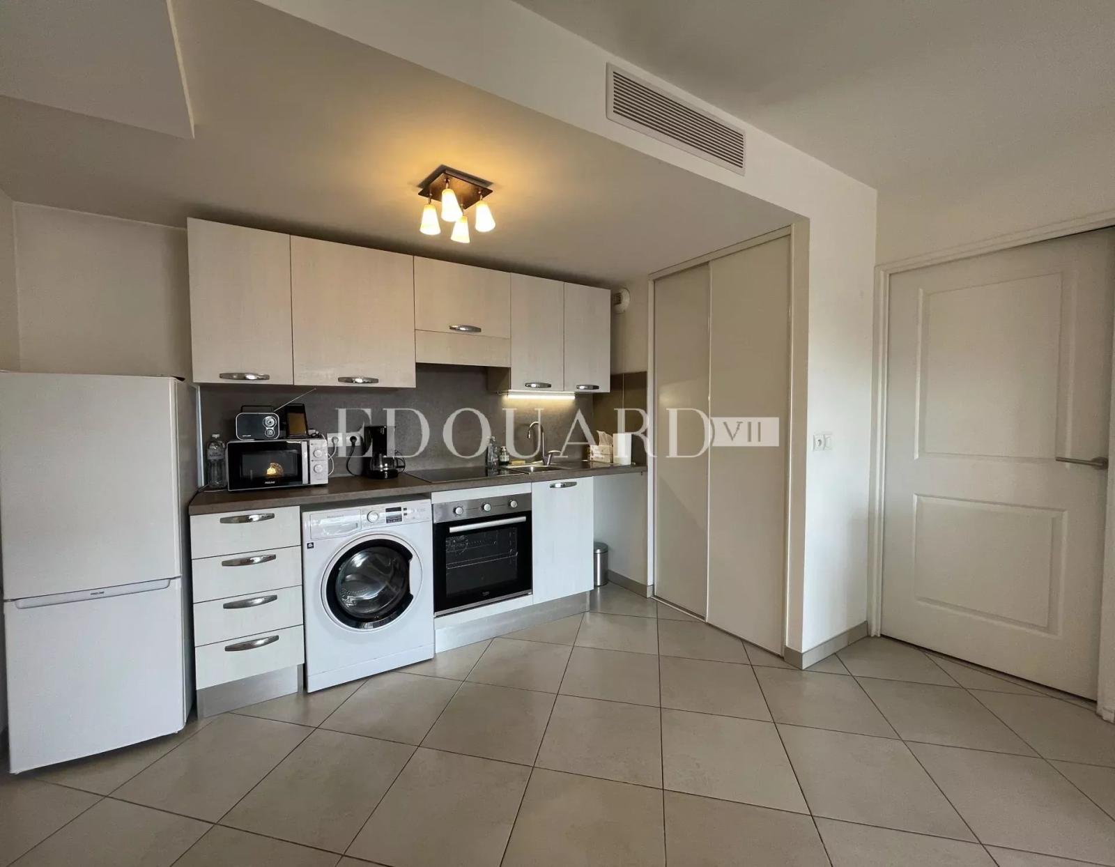 Sur la commune de Menton, en exclusivité beau deux pièces à vendre avec grande terrasse et garage