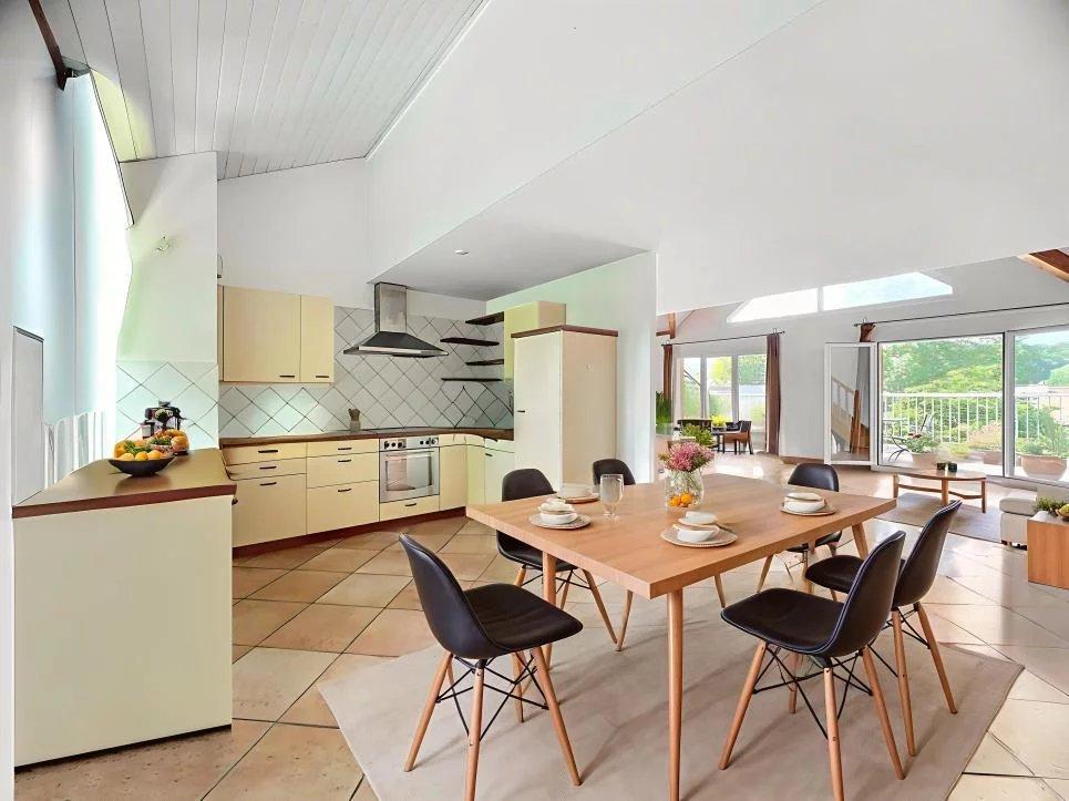 Superbe attique traversant avec mezzanine et terrasse plein sud à Troinex