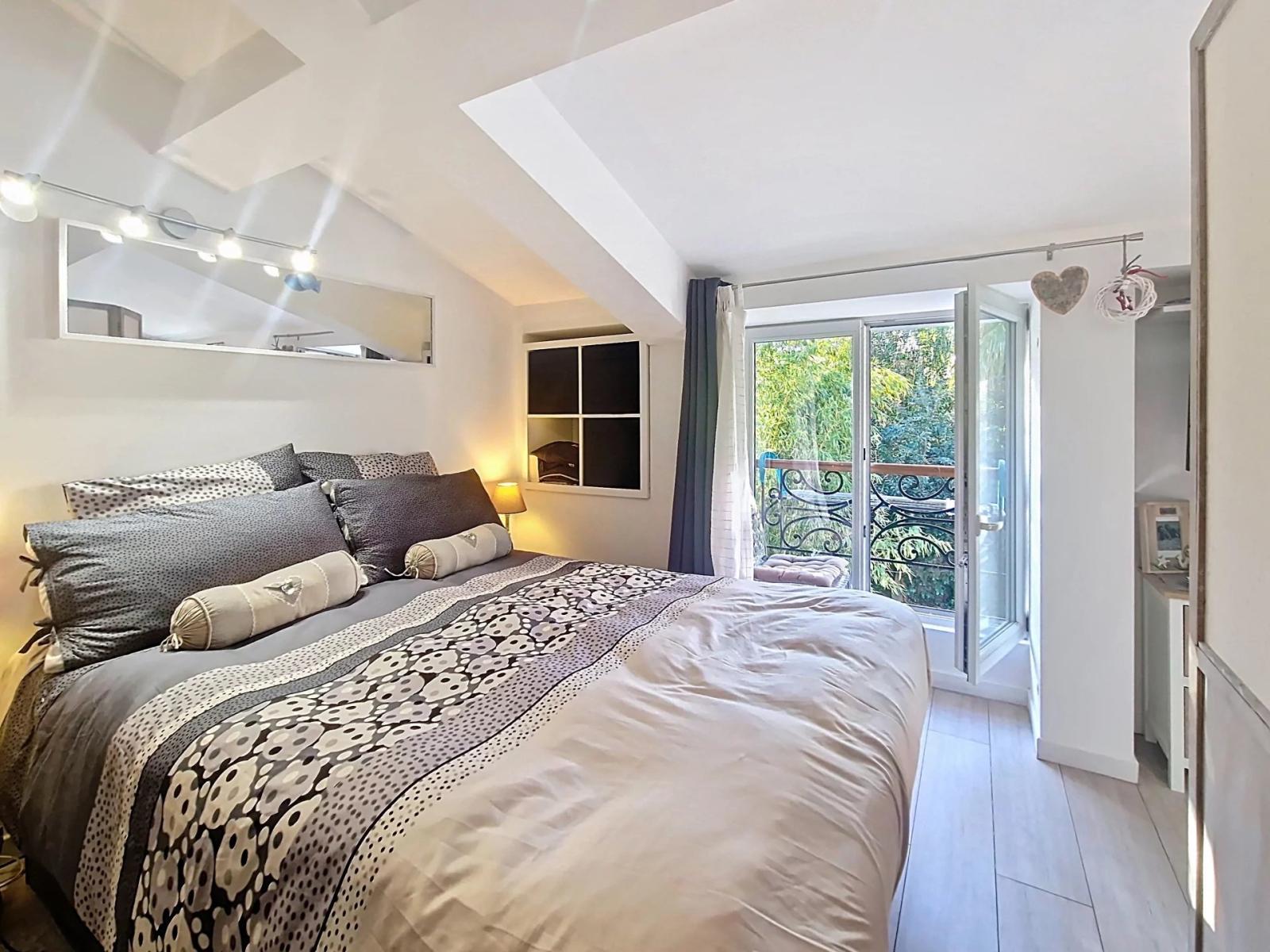 CANNES BAS ST NICOLAS - STUDIO MEUBLÉ AVEC MEZZANINE - AU CALME