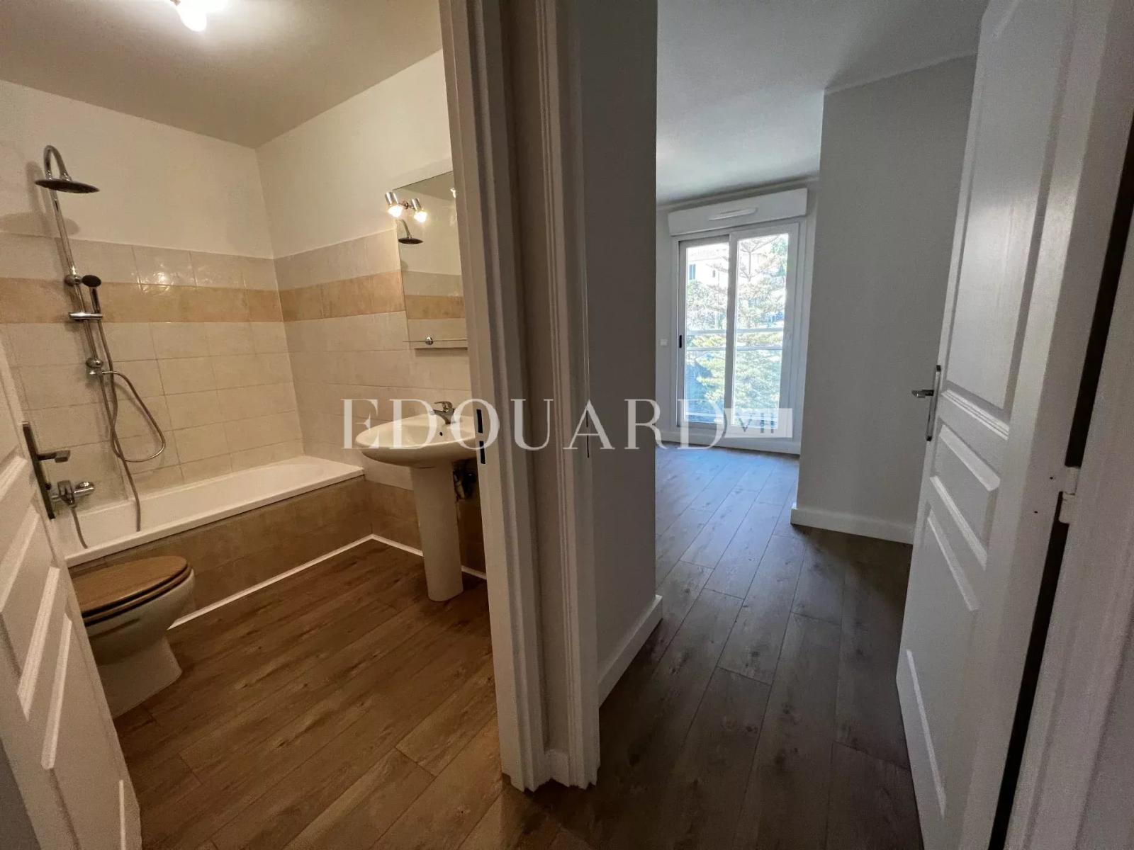 En exclusivité deux pièces complément rénové avec grande terrasse et parking, au dernier étage d’un immeuble récent