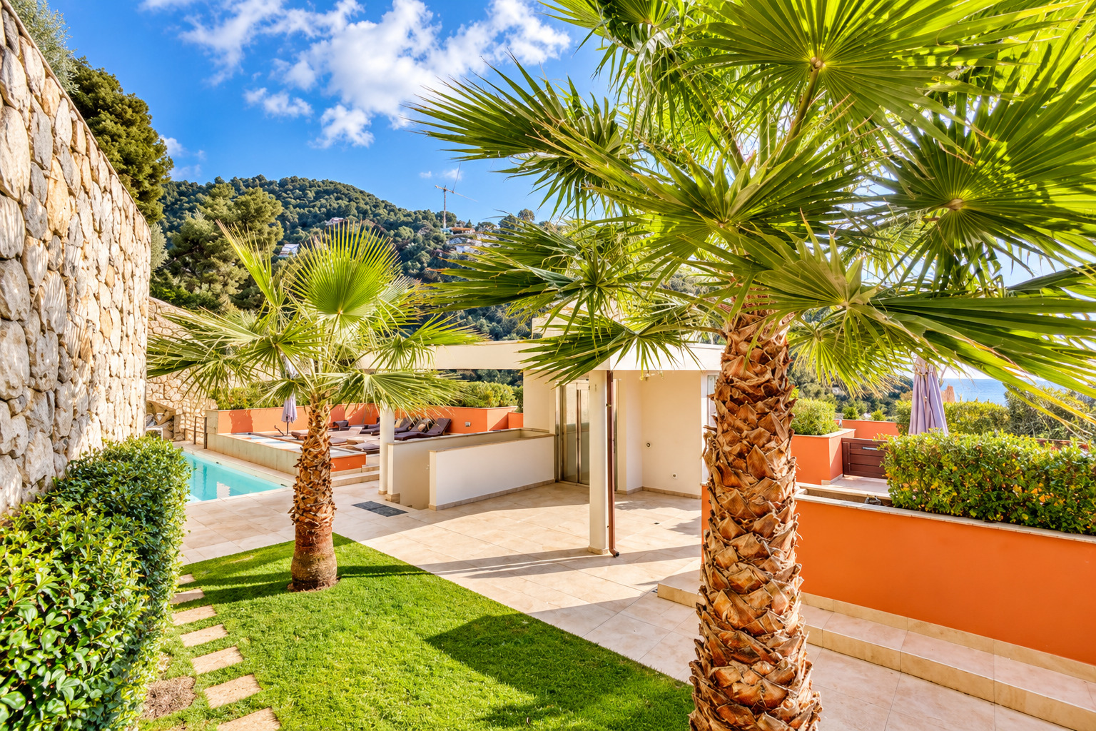 0dedf_patio-mediterraneen-bord-de-piscine-1793010593.jpg