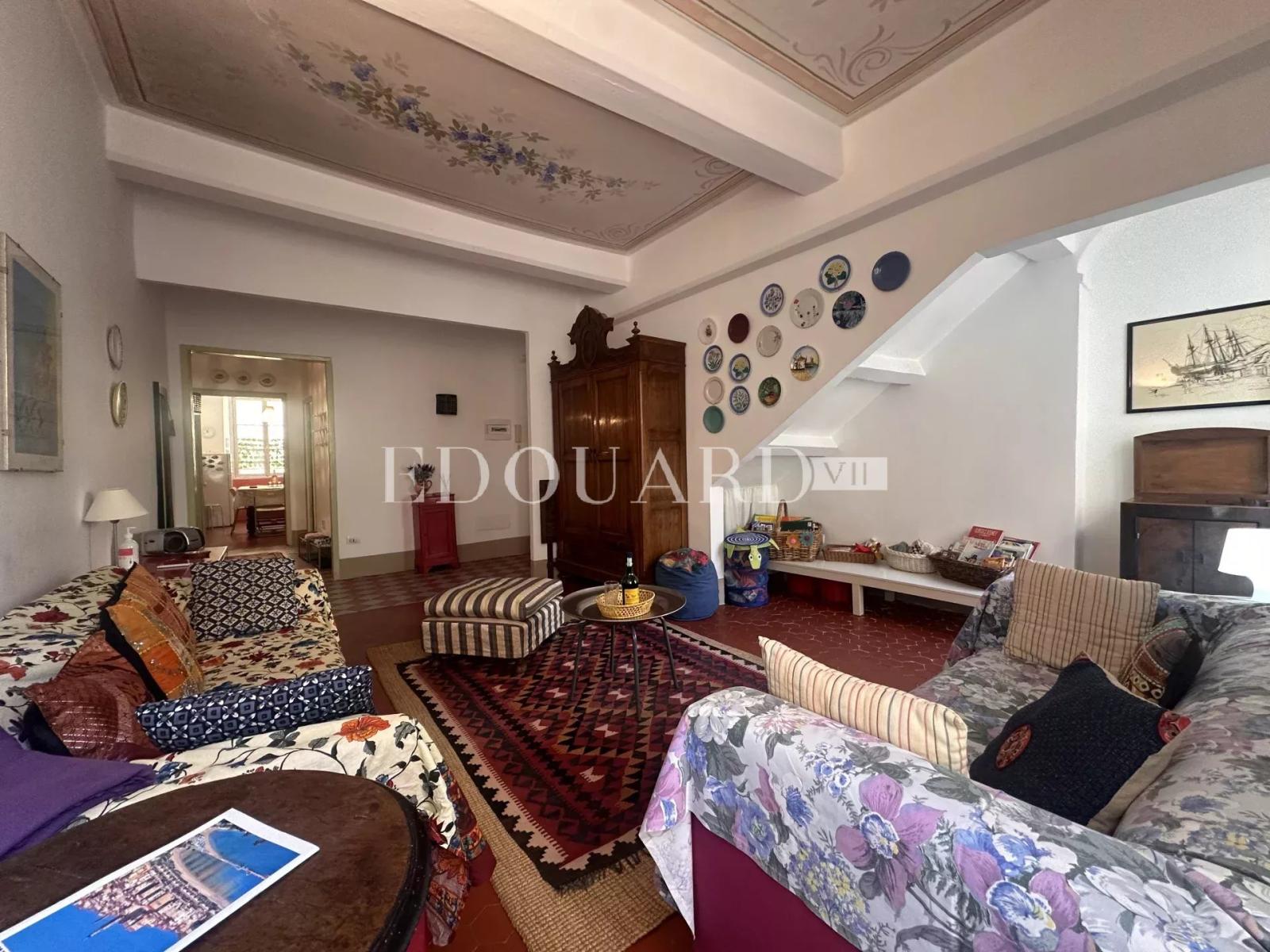 Trois pièces en très bon état au premier étage d’un immeuble ancien au cœur de la Place du Cap de Menton