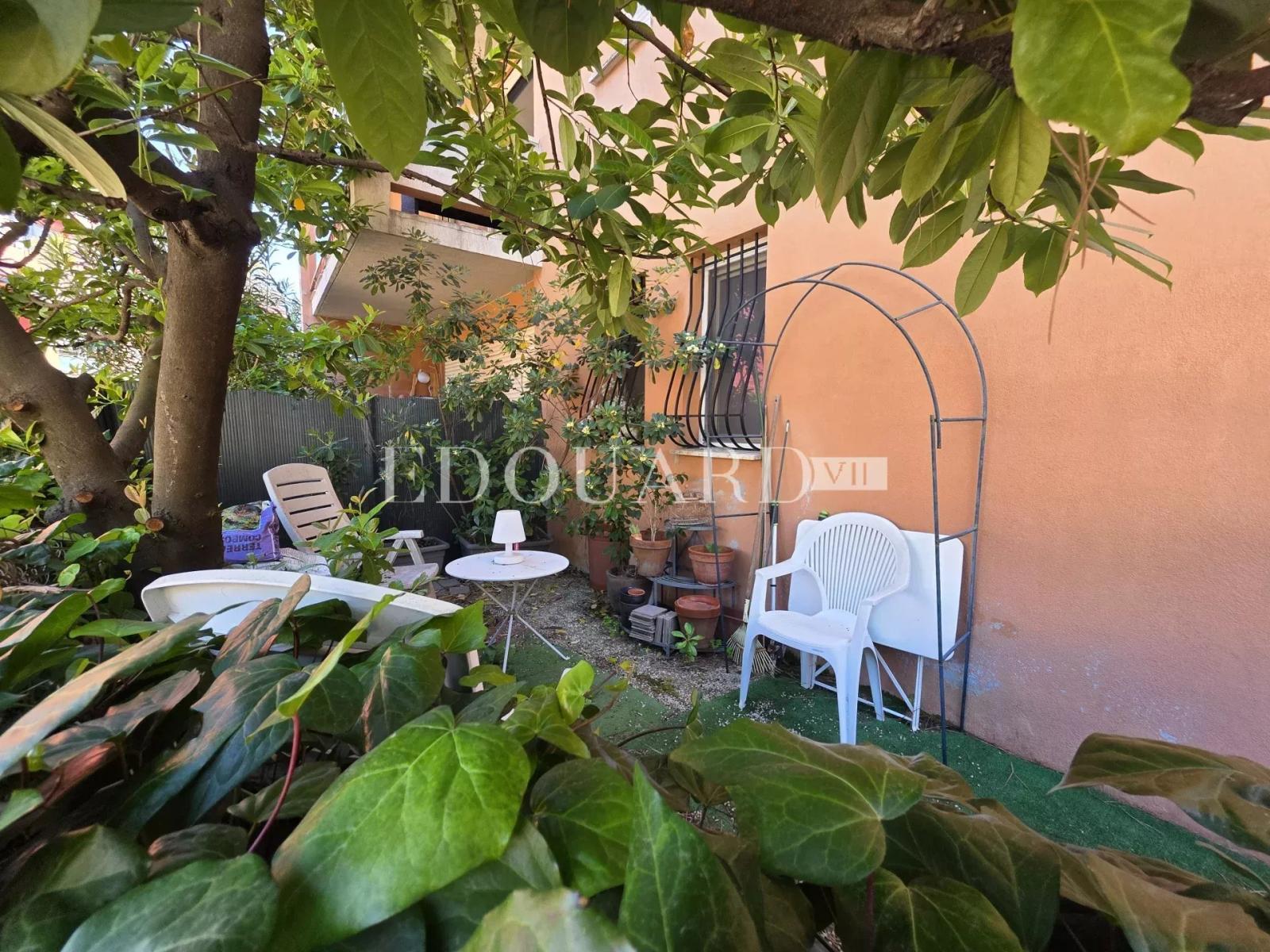 Sur la commune de Roquebrune Cap Martin, deux pièces à vendre avec grande terrasse, jardin et parking